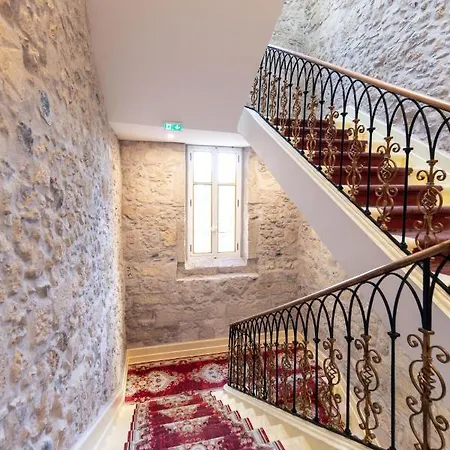 Familiale Maison De L'eglise Du Couvent Πανσιόν Ναρμπόν